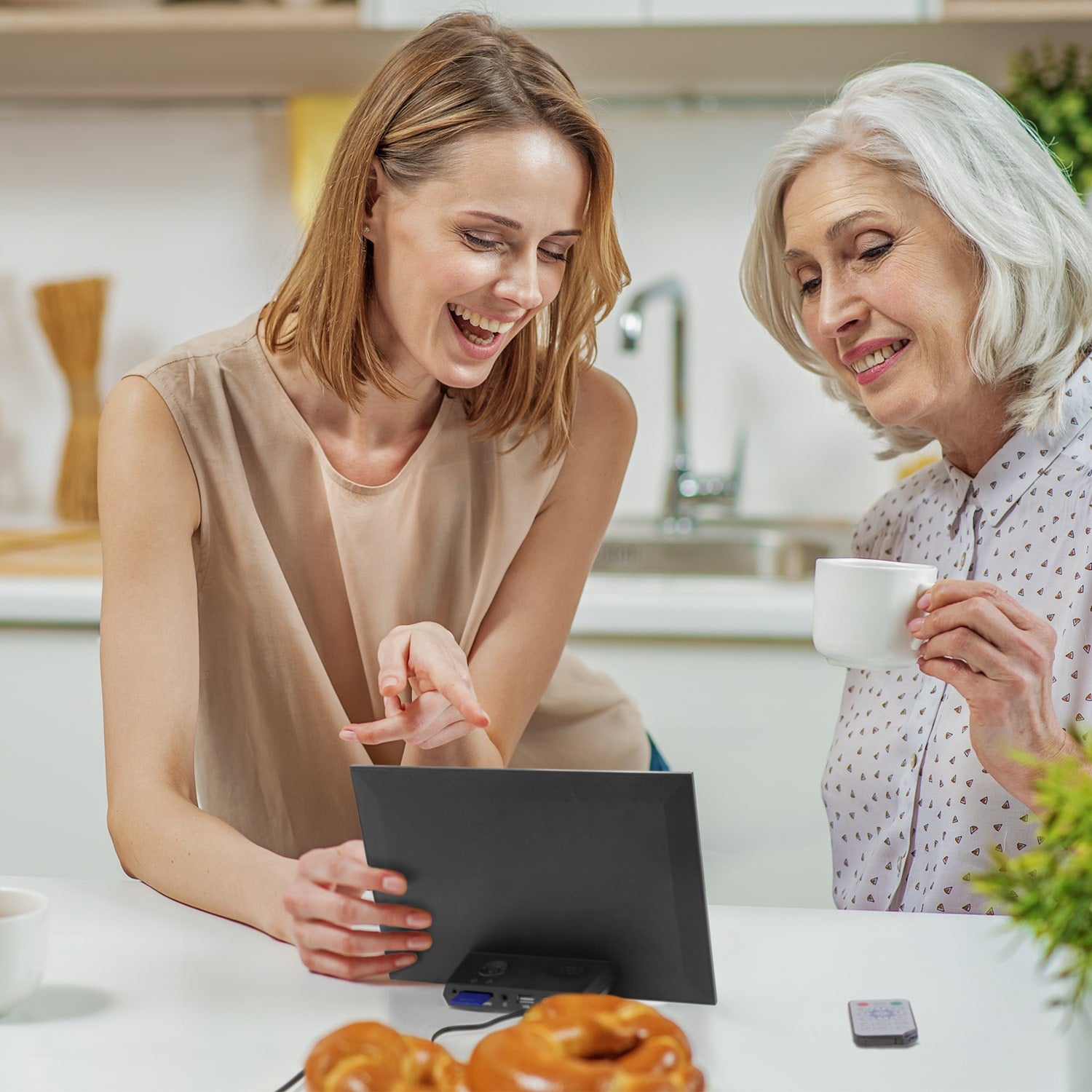 aluratek 10 slim digital photo frame automatic slideshow lifestyle