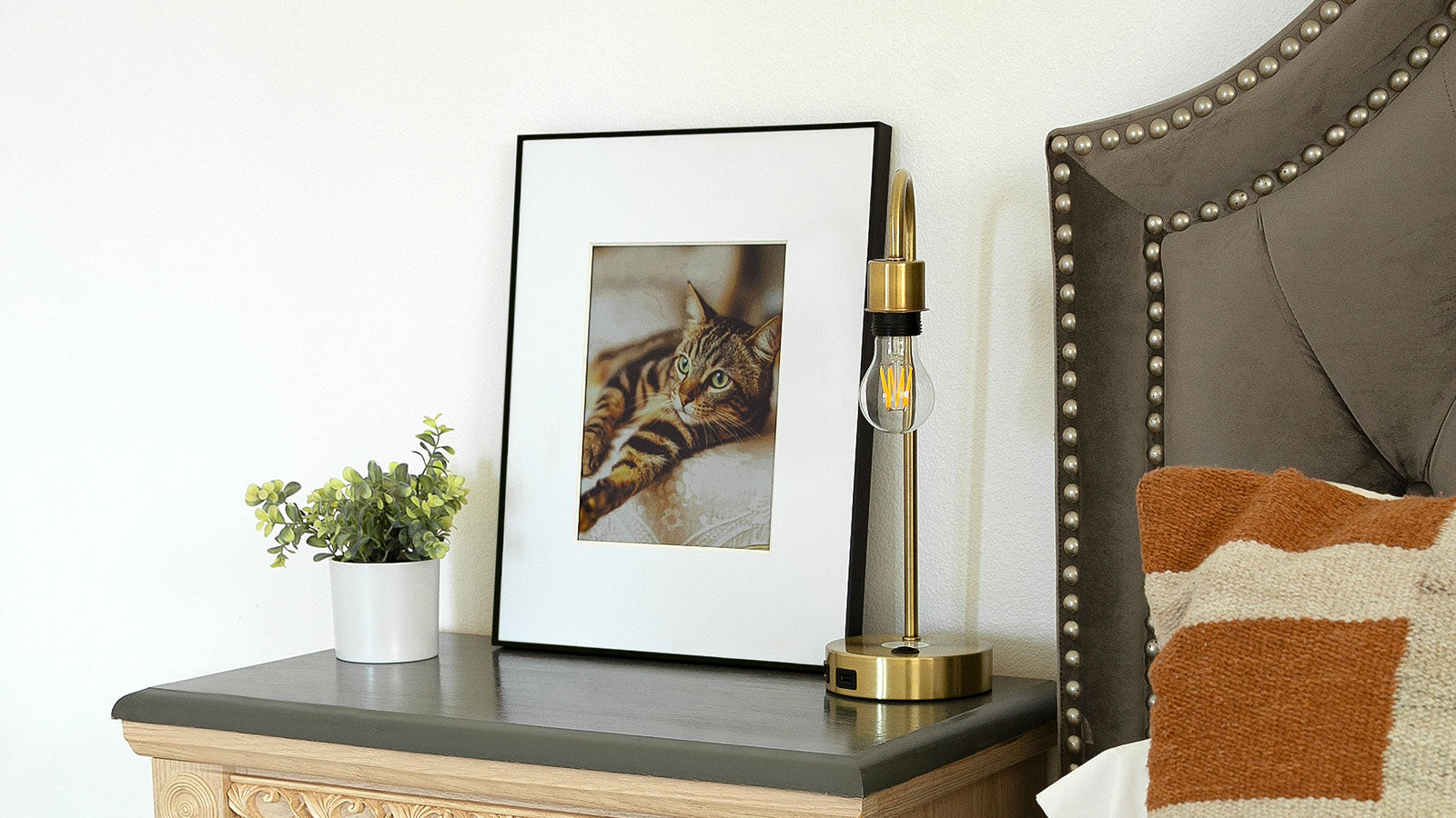 This is the world's first digital photo frame that you don't have to plug into the power outlet!